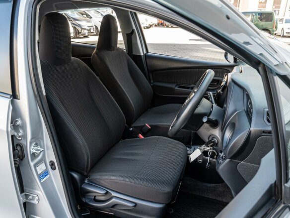 2017 Toyota Vitz III (XP130) Рестайлинг 2, серый, 990000 рублей - вид 9