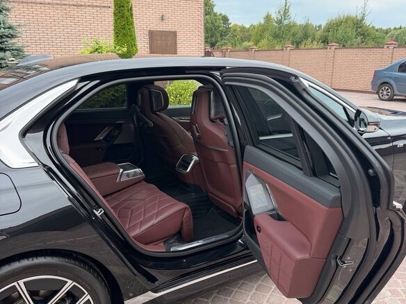 2024 BMW 7 серии 740i xDrive VII (G70), чёрный, 13350000 рублей - вид 18