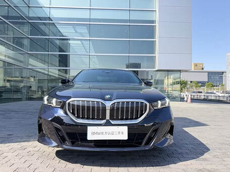2024 BMW 5 серии 525i VIII (G60/G61/G68), чёрный, 5175437 рублей, вид 3