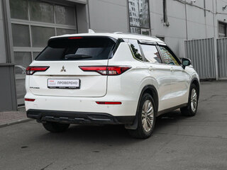 2022 Mitsubishi Outlander IV, белый, 2550000 рублей, вид 4