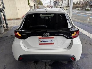 2022 Toyota Yaris IV, белый, 970004 рублей, вид 5