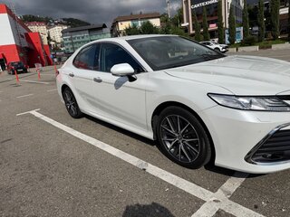 2021 Toyota Camry VIII (XV70) Рестайлинг, белый, 3450000 рублей, вид 2