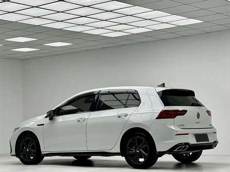 2023 Volkswagen Golf VIII, белый, 2000000 рублей, вид 5