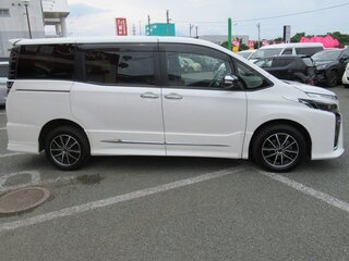 2021 Toyota Voxy III (R80) Рестайлинг, белый, 1820000 рублей, вид 2