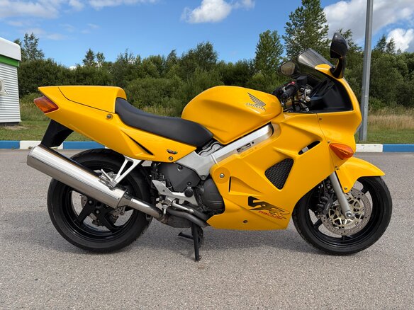 1999 Honda VFR 800, жёлтый - вид 2
