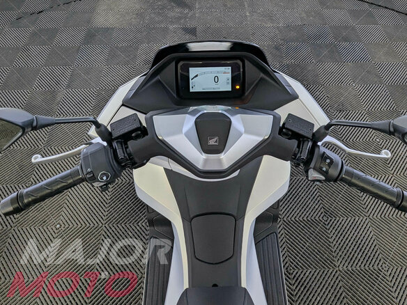 2026 Honda PCX 160, белый, 499900 рублей - вид 9
