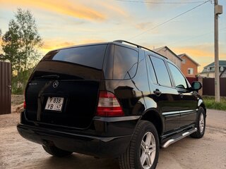 1998 Mercedes-Benz M-Класс 320 I (W163), чёрный, 700000 рублей, вид 3