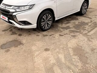2022 Mitsubishi Outlander III Рестайлинг 3, белый, 2500000 рублей, вид 3