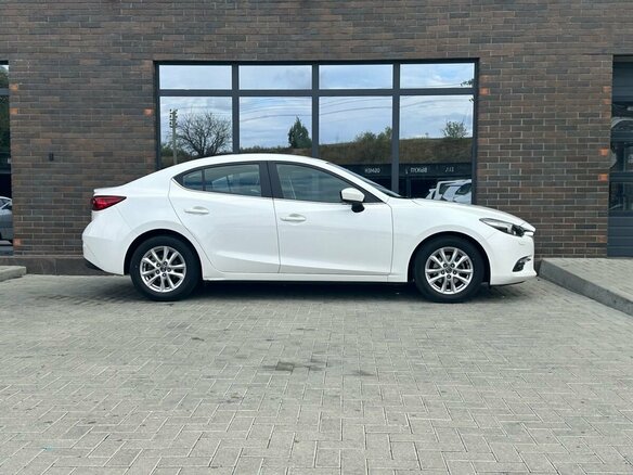 2018 Mazda 3 III (BM) Рестайлинг, белый, 2000000 рублей - вид 4
