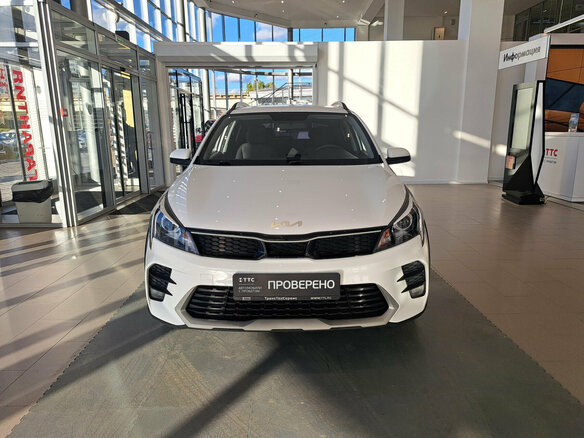 2022 Kia Rio X IV Рестайлинг, белый, 2004000 рублей - вид 1