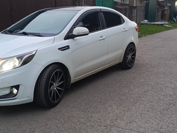 2013 Kia Rio 4-speed III, белый, 900000 рублей - вид 5