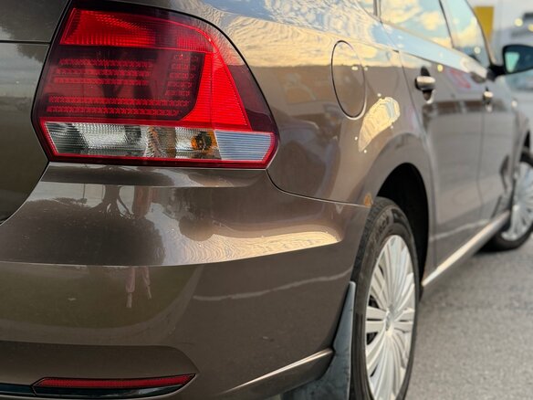 2015 Volkswagen Polo V Рестайлинг, коричневый, 900000 рублей - вид 1