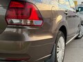 2015 Volkswagen Polo V Рестайлинг, коричневый, 900000 рублей - вид 1