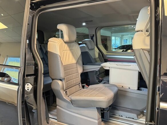 2023 Volkswagen Multivan Long T7, чёрный, 5650000 рублей - вид 13