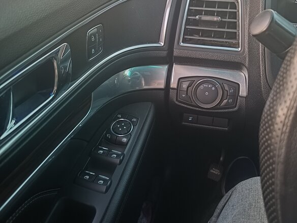 2015 Ford Explorer V Рестайлинг, белый, 2200000 рублей - вид 10