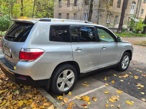 2013 Toyota Highlander II (XU40) Рестайлинг, серебристый - вид 2