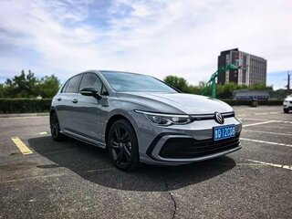 2023 Volkswagen Golf VIII, серебристый, 1650000 рублей, вид 1