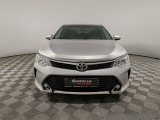 2017 Toyota Camry VII (XV50) Рестайлинг, серебристый, 1879000 рублей, вид 2