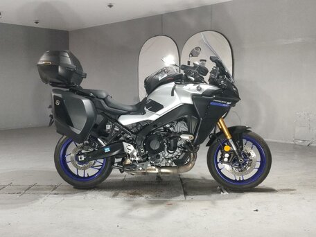 2022 Yamaha MT-09 Tracer (FJ-09), серебристый, 1399000 рублей, вид 2