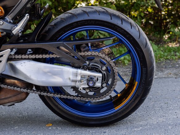 2022 Yamaha MT-09 (FZ-09), серебристый, 1075000 рублей - вид 12