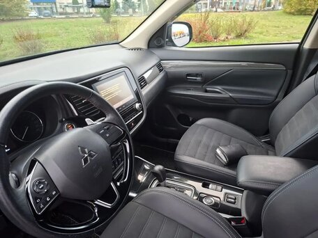 2021 Mitsubishi Outlander III Рестайлинг 3, чёрный, 3130000 рублей, вид 3