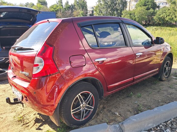 2010 Renault Sandero I, красный - вид 2