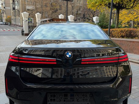 2026 BMW 7 серии 740 xDrive VII (G70) Рестайлинг, чёрный, 22900000 рублей, вид 3