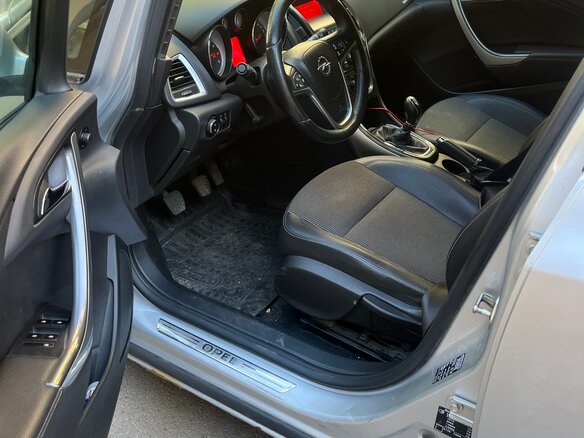 2012 Opel Astra J Рестайлинг, серебристый, 680000 рублей - вид 3