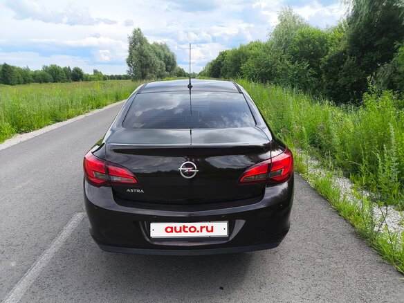 2014 Opel Astra J Рестайлинг, коричневый, 750000 рублей - вид 4