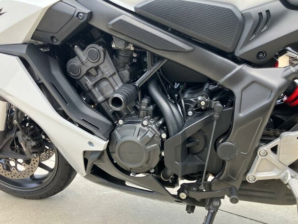2024 Honda CBR 650R, белый - вид 3
