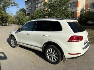 2014 Volkswagen Touareg II, белый, 1900000 рублей, вид 3