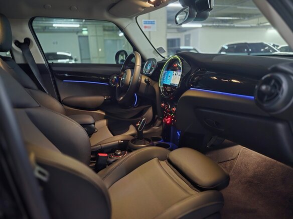 2023 Mini Hatch Cooper III (F55/F56) Рестайлинг 2, чёрный - вид 10