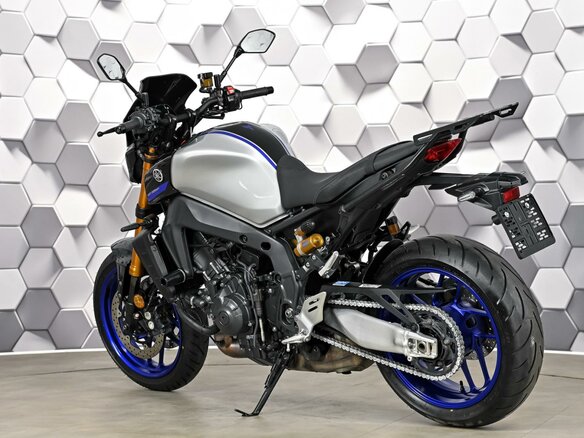 2023 Yamaha MT-09 (FZ-09), серебристый - вид 7