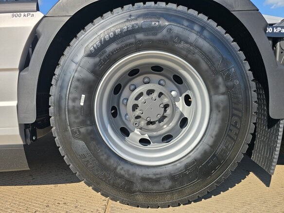 2026 Volvo FH 540, серебристый, 26000000 рублей - вид 3
