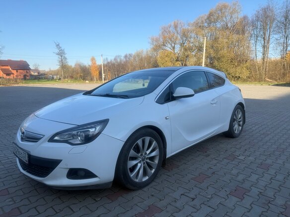 2012 Opel Astra GTC J Рестайлинг, белый, 800000 рублей