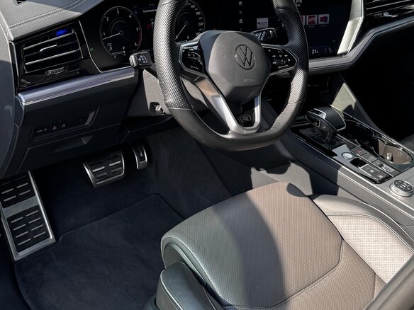 2022 Volkswagen Touareg III, чёрный, 7800000 рублей - вид 5