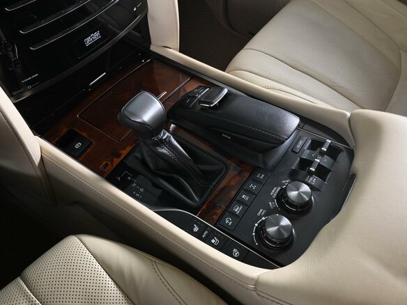 2017 Lexus LX 570 III Рестайлинг 2, белый, 5799000 рублей - вид 18