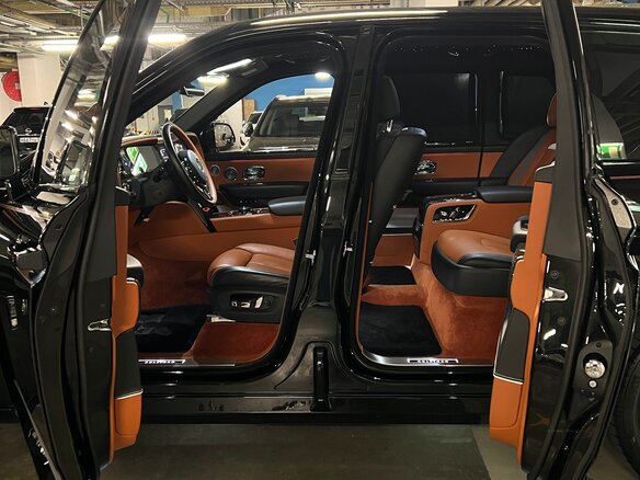 2024 Rolls-Royce Cullinan Black Badge I Рестайлинг (Series II), чёрный, 52700000 рублей - вид 17