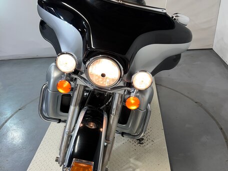 2012 Harley-Davidson Electra Glide, серебристый, 749000 рублей, вид 3