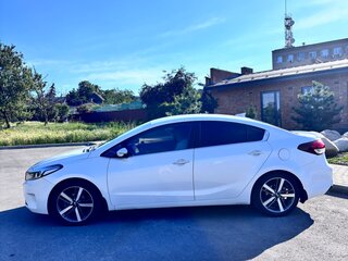 2017 Kia Cerato III Рестайлинг (Classic), белый, 1800000 рублей, вид 3