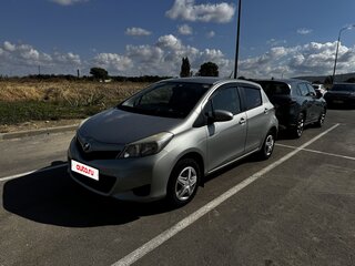 2011 Toyota Vitz III (XP130), серый, 850000 рублей, вид 4
