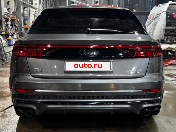 2019 Audi Q8 55 TFSI I (4M), серый, 4990000 рублей - вид 4