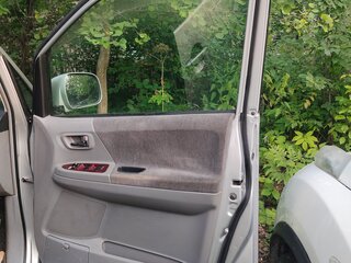 2006 Toyota Noah I (R60), серебристый, 520000 рублей, вид 3