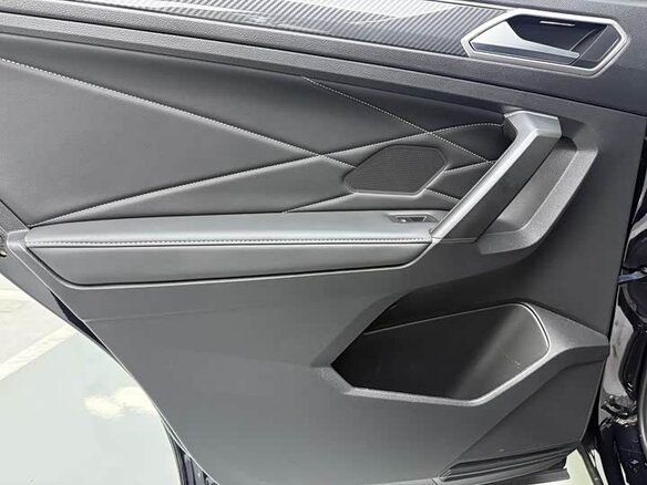 2022 Volkswagen Tiguan II Рестайлинг, чёрный, 2550111 рублей - вид 12