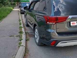 2019 Mitsubishi Outlander III Рестайлинг 3, серый, 2200000 рублей, вид 2