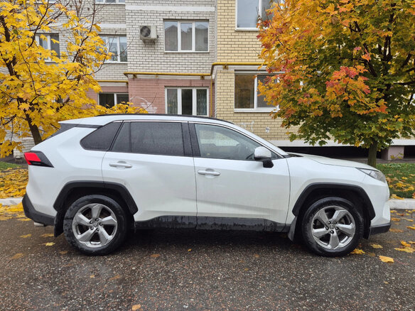 2021 Toyota RAV4 V (XA50), белый, 3360000 рублей - вид 1