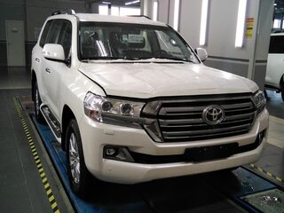 2018 Toyota Land Cruiser 200 Series Рестайлинг 2, белый, 7000000 рублей, вид 1