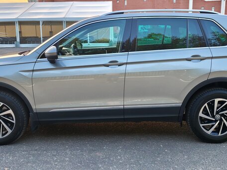 2018 Volkswagen Tiguan II, серебристый, 2600000 рублей, вид 4