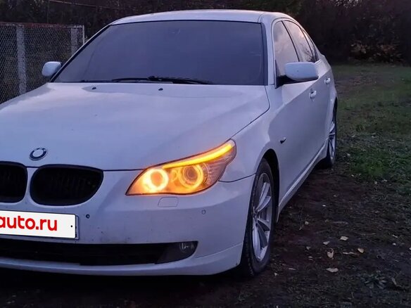 2007 BMW 5 серии 525i V (E60/E61) Рестайлинг, белый, 800000 рублей - вид 1
