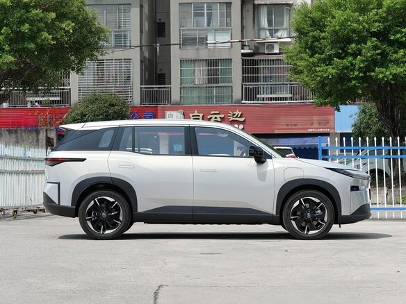 2026 Toyota bZ3X 50 kWh, серебристый, 2340000 рублей - вид 6